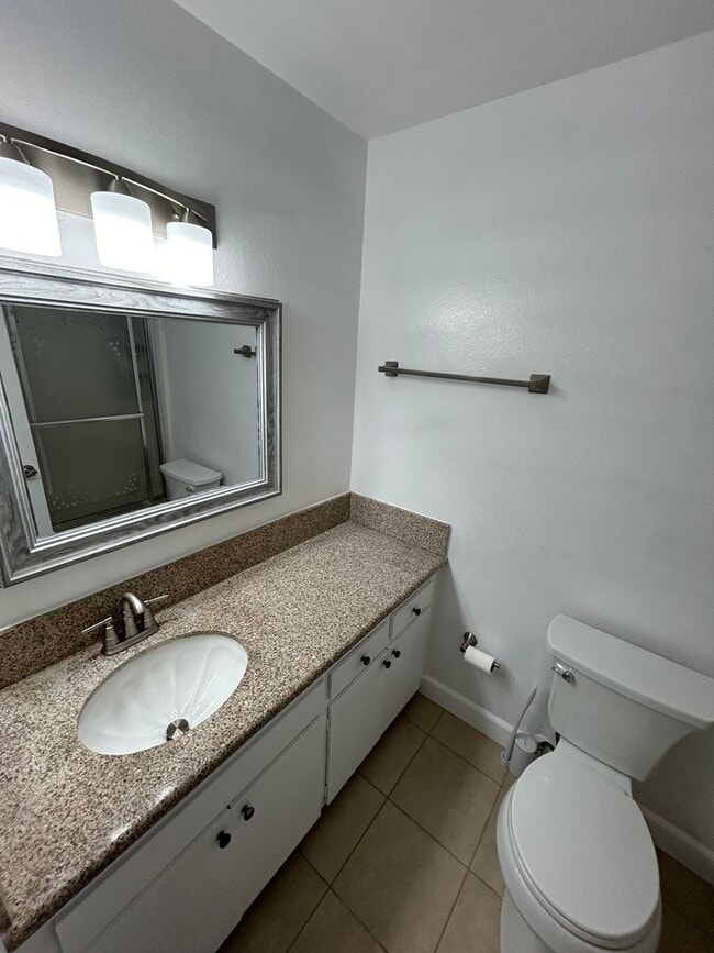 Building Photo - 2 story, 2 Bedroom, 1 bath condo for Rent - Move In Ready