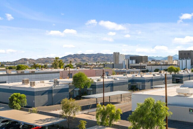 Building Photo - 711 W Broadway Rd