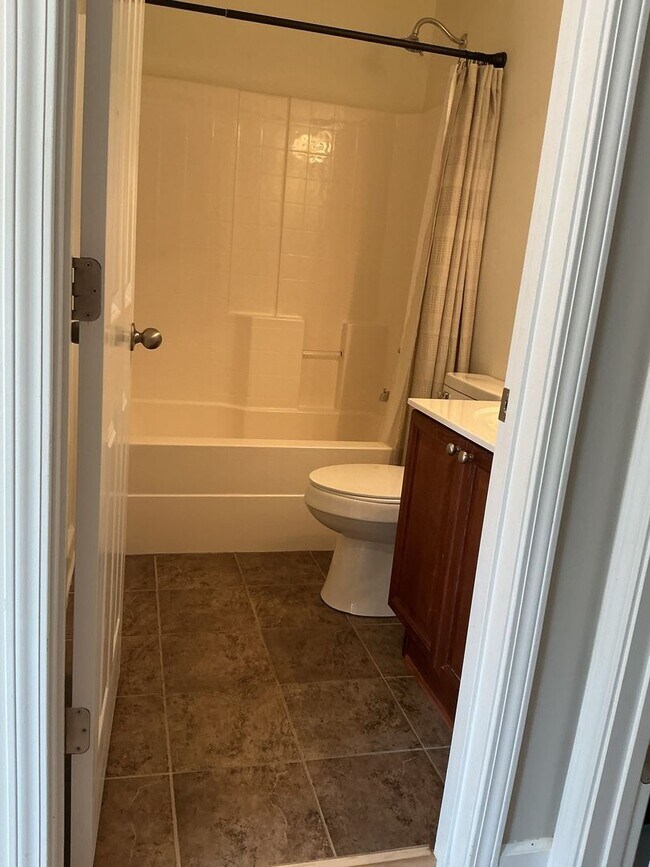 Building Photo - Beautiful 3 Bedroom, 2.5 Bath Townhouse in...