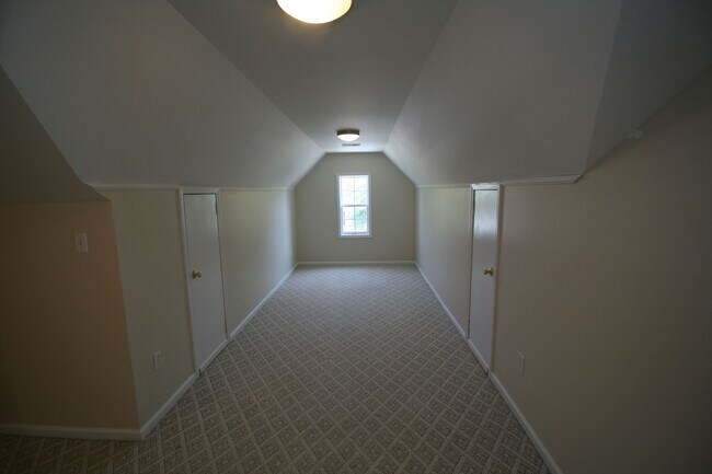 Building Photo - Willow Bend Home. 1st Floor Primary Bedroo...
