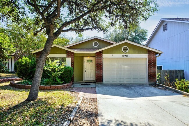 Building Photo - Cozy 3-Bed, 2-Bath with Fireplace in Prime NW Location - Realtor Commission: $500