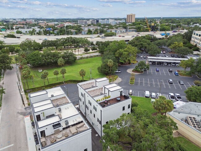 Building Photo - Canvas GWX