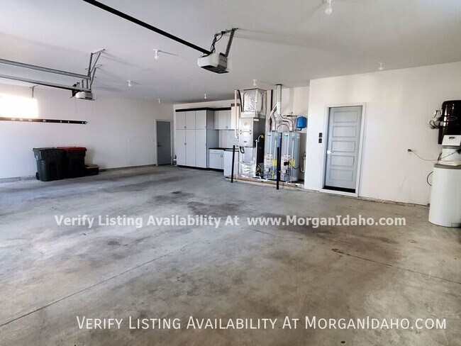 Building Photo - 6518 N Fairborn Ave
