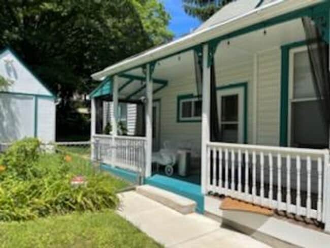 Building Photo - Charming and Sunlight 3BD, 1 BA in the Quaint DC Suburb of Mount Rainer, MD!!!