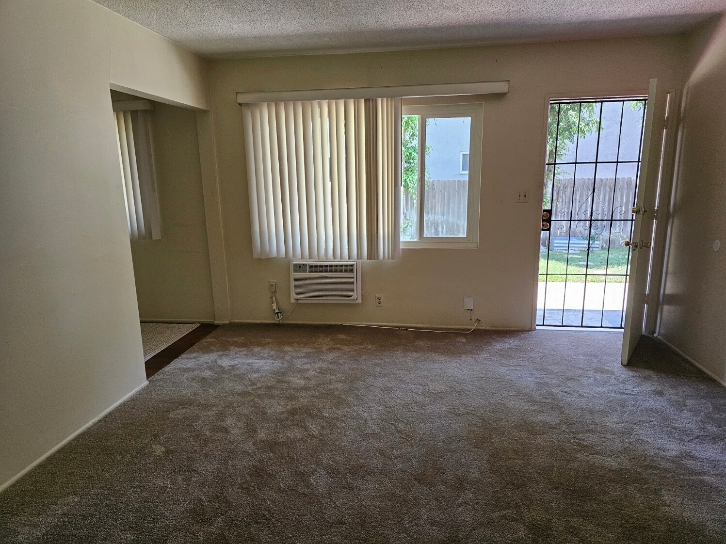 Building Photo - 1330 W Valencia Dr