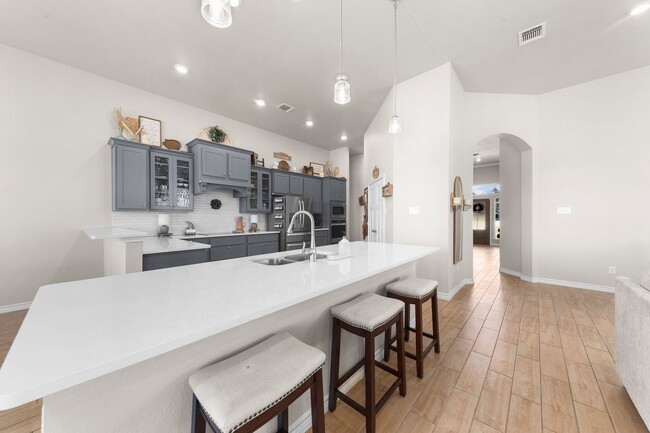 Building Photo - Upscale Living!