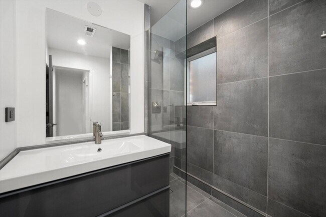 Building Photo - 2915 W Lyndale St