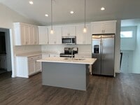 Building Photo - 4 Bed  3 Bath Twin Home