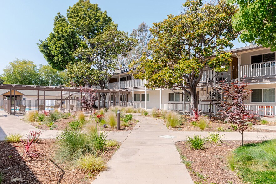 Building Photo - 910 Rockefeller Dr