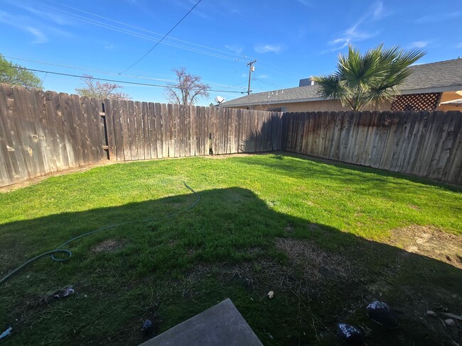 Building Photo - 2 Br 1 Ba available Now