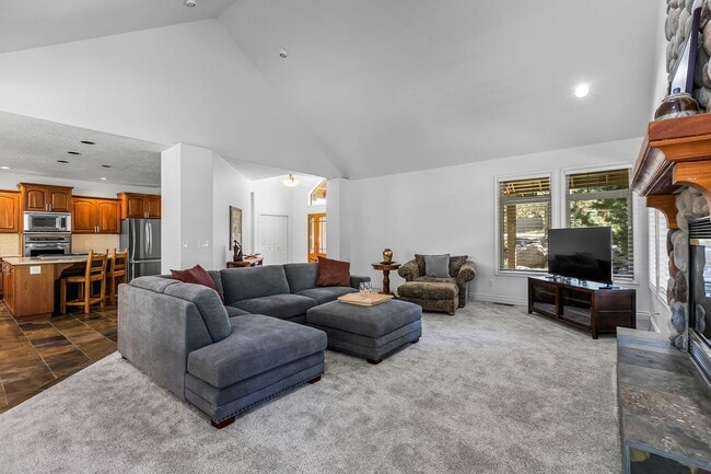 Building Photo - Single Level Gorgeous Awbrey Glen home!