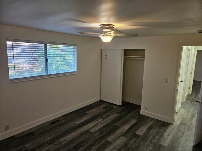 Building Photo - Roy Duplex
