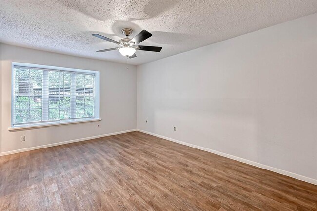 Building Photo - 8277 Kingsbrook Rd