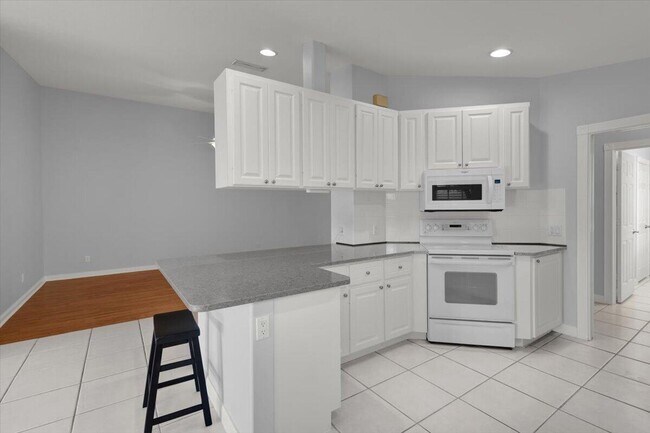 Building Photo - 10882 SW Dardanelle Dr
