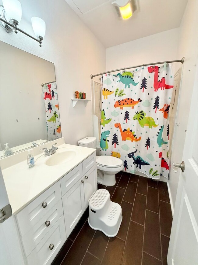 Building Photo - Beautiful 4-Bedroom, 3-Bath Former Model H...