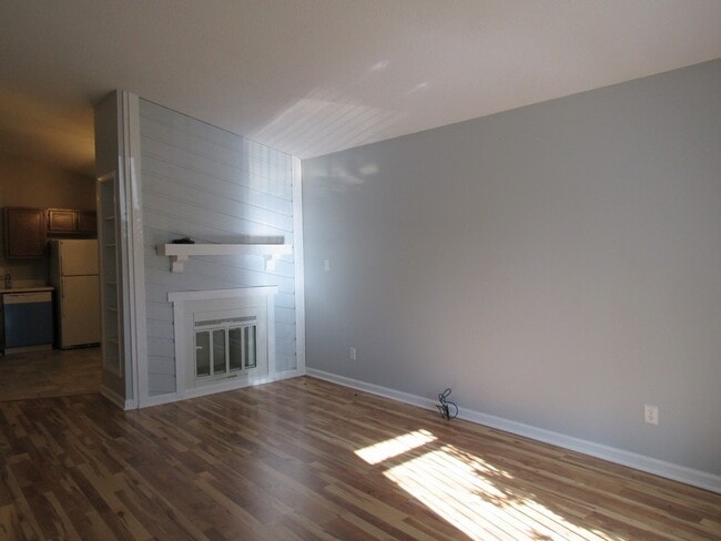 Building Photo - 2 BR 1.5 BA Duplex in Twinwood