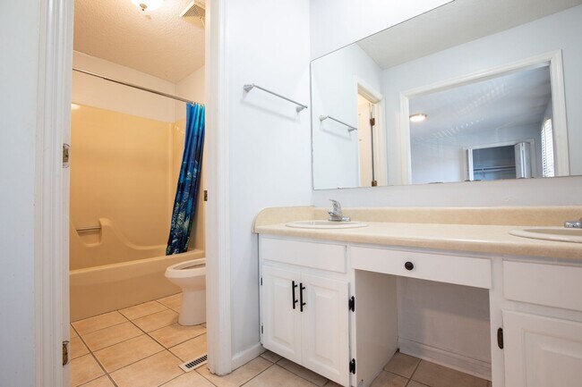 Building Photo - 3 bed 2.5 bsth