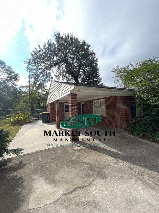 Building Photo - **APPLICATION PENDING!** Fully Furnished H...