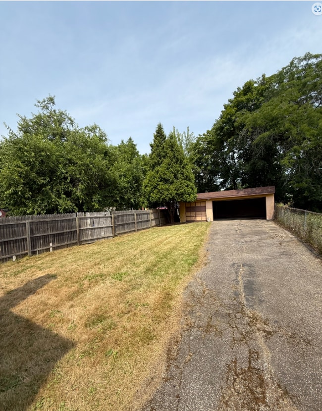 Building Photo - SECTION 8 AND EDEN ACCEPTED! Newly Renovat...