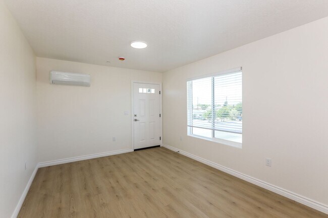 Building Photo - Spacious 3BR/2BA Home with Open Floor Plan, Garage & Washer/Dryer
