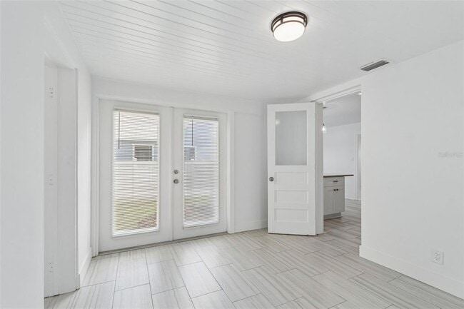 Building Photo - 8125 Bayshore Dr
