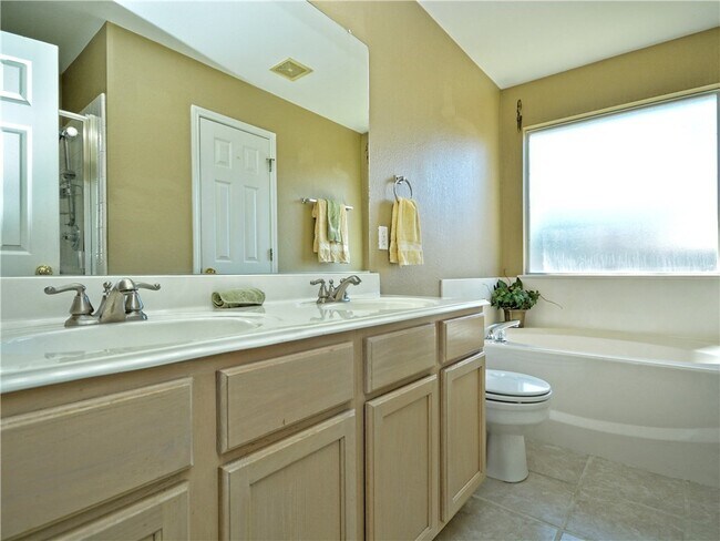 Building Photo - CHARMING CHANDLER CREEK HOME