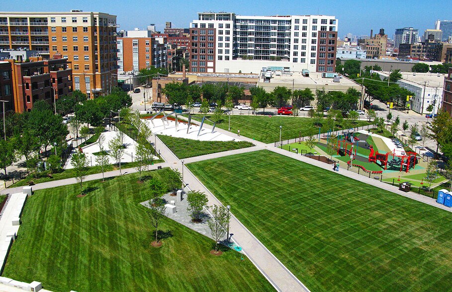 Mary Bartelme Park with playground, dogrun and ample space - 950 W Monroe St