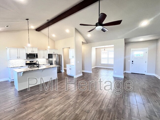 Building Photo - 557 Rossi St
