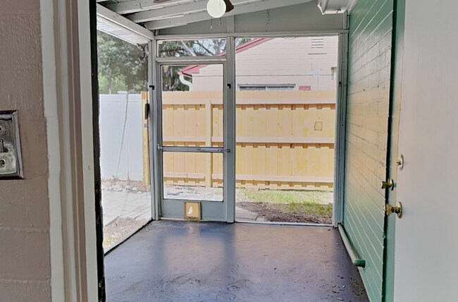 Building Photo - 2124 Valencia Rd