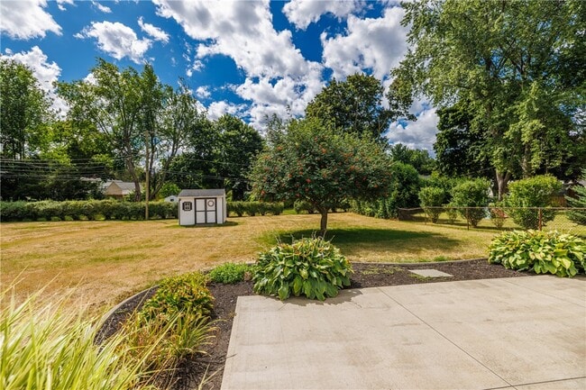 Building Photo - 503 Pineview Dr