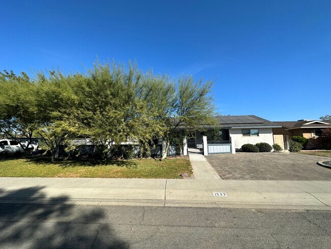 Building Photo - SE Visalia home with pool coming soon! All utilities included