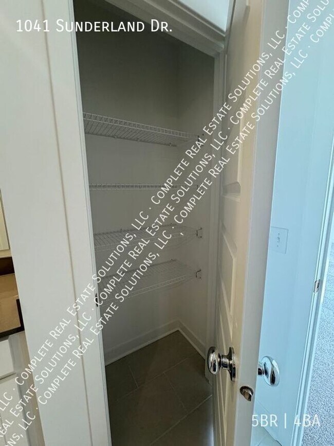 Building Photo - 1041 Sunderland Dr