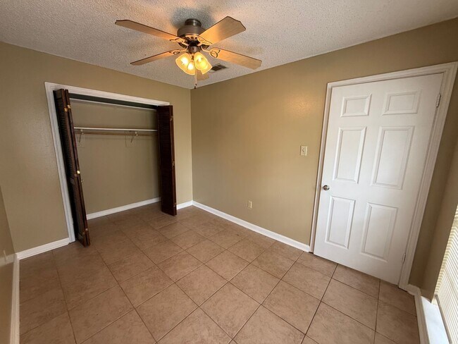Building Photo - 1126-1128 Willow Creek Dr