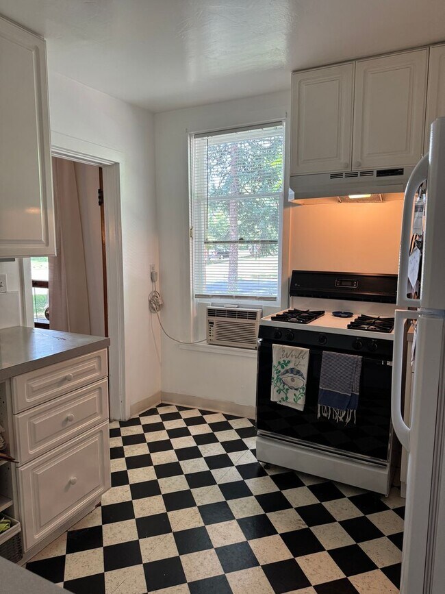 Building Photo - Sunny Whittier Neighborhood 1Bd+ in Victor...