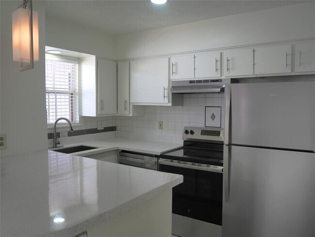 Building Photo - 4910 Saxon Dr
