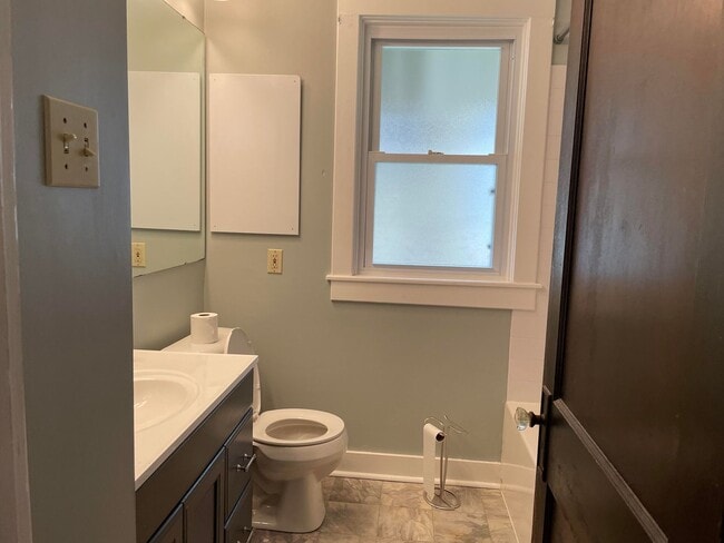 Building Photo - 2 Bedroom 2 Bathroom Single Family Home (B...
