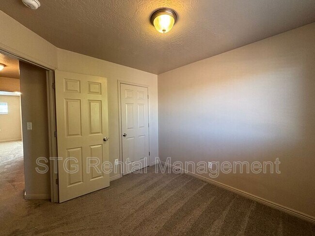 Building Photo - 3155 S Hidden Valley Dr