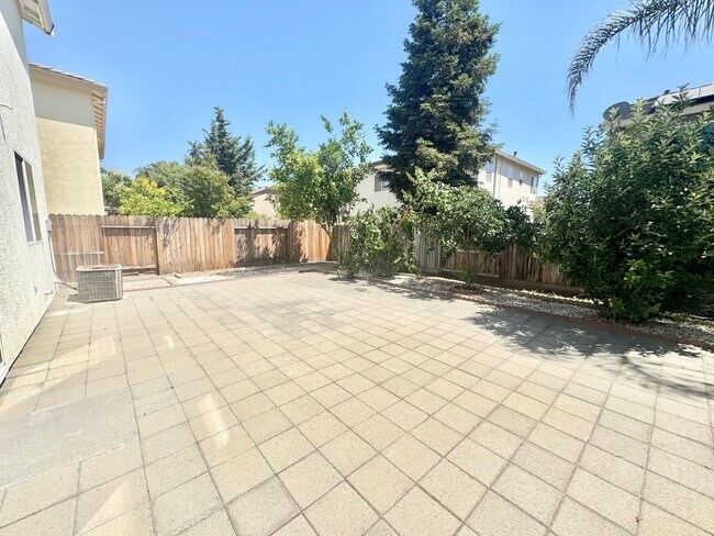 Building Photo - Lovely 2 Story Home In East Woodland In Great Location