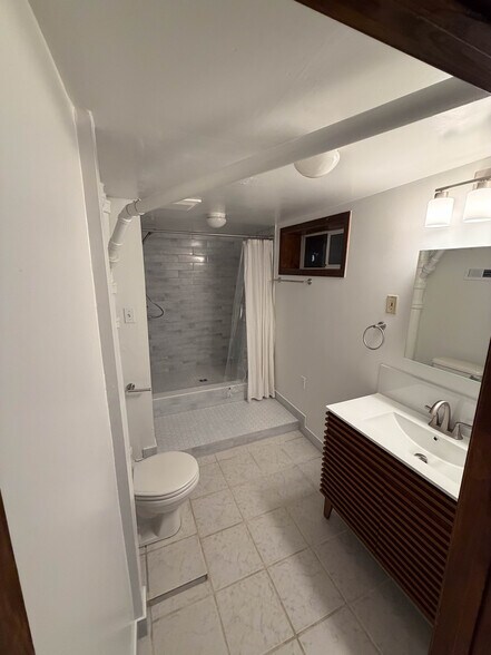 Building Photo - 7657 SE Market St