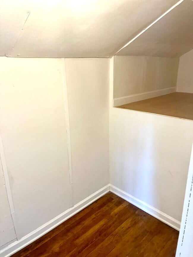 Building Photo - Beautiful 3 Bed 2 Bath w Fire Place/Hardwo...