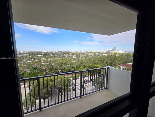 Building Photo - 3200 Port Royale Dr N