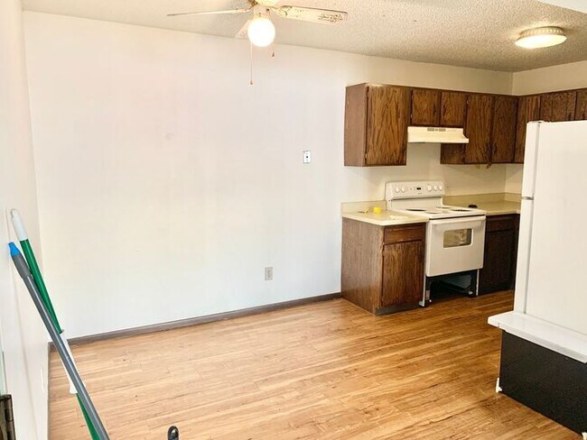 Building Photo - Large Two-Bedroom Apartment with Private H...