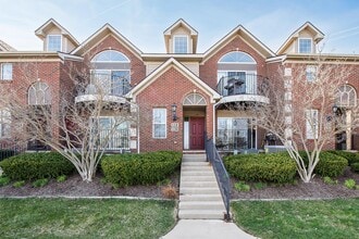 Building Photo - 120 W Oakbrook Dr