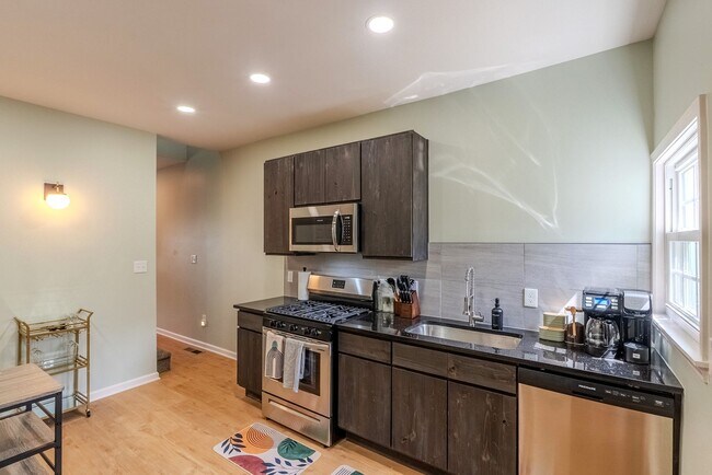 Building Photo - 335 Taylor-Mid-Term Rental