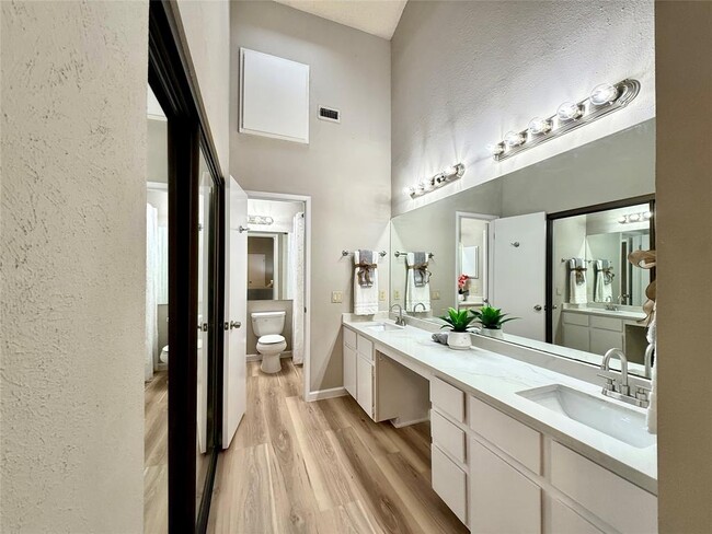 Building Photo - 7122 Wood Hollow Dr