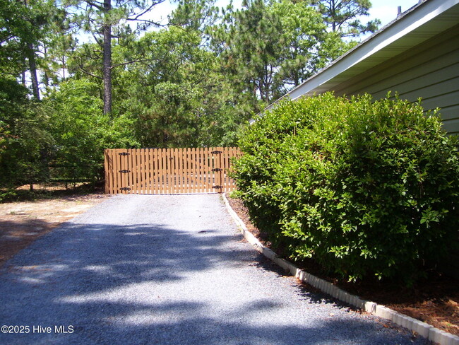 Building Photo - 255 Fox Run Rd