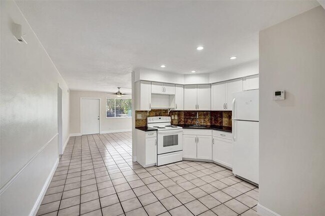 Building Photo - 2175 NE 56th St