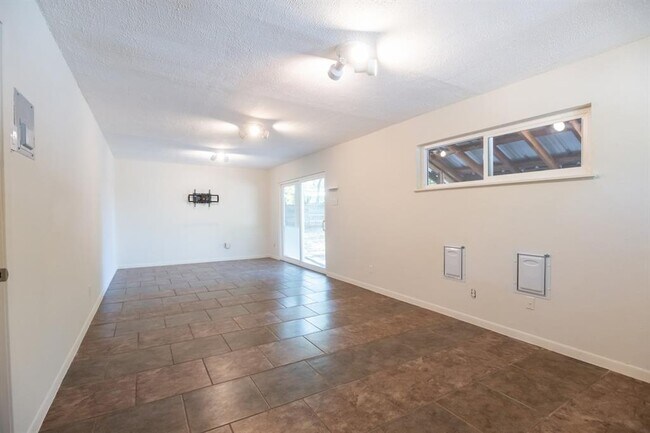 Building Photo - 1301 Clearfield Dr