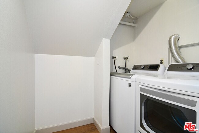 Building Photo - 5020 Dantes View Dr