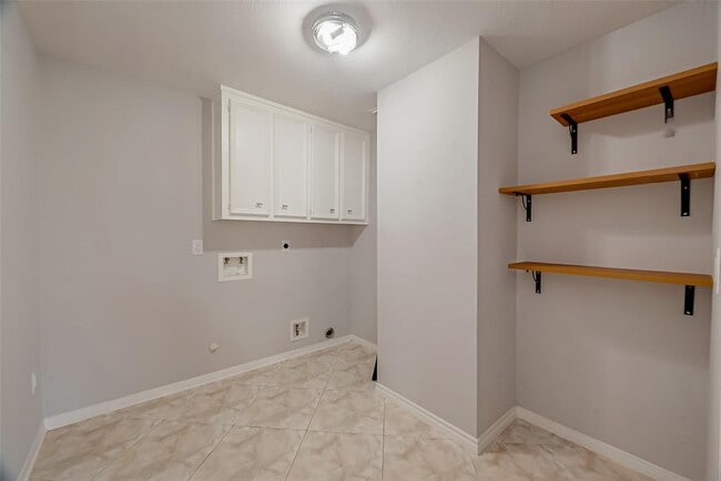 Building Photo - 2112 Limrick Dr